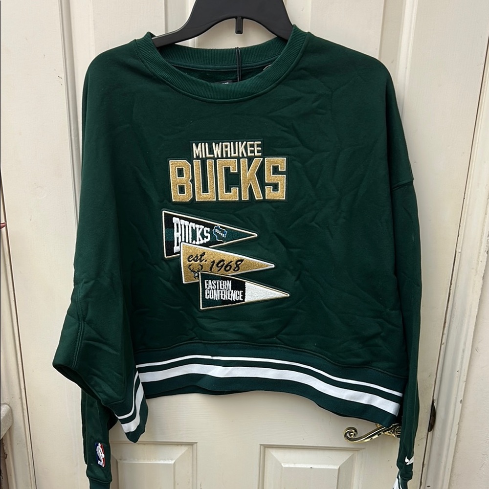 Green Milwaukee Bucks Sweatshirt cropped woman’s medium